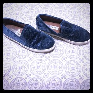 Blue velvet flat shoes
